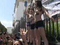 3 Femen se dénudent devant le tribunal à Tunis