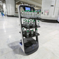 A La Mecque, des robots distribuent de l'eau sacrée pour la distanciation physique