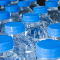 Ariana : Saisie de 11088 bouteilles d’eau minérale dans un entrepôt clandestin à Sidi Thabet