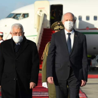 Saïed accueille Abbas à l’aéroport de Tunis-Carthage