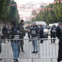 Les manifestants du Parti des travailleurs forcent les barrières de sécurité pour rejoindre la Banque centrale