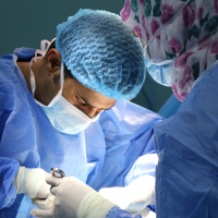 Une équipe médicale tunisienne se rend en Guinée pour effectuer 150 opérations chirurgicales