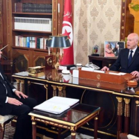 Le président Saïed évoque avec le chef du gouvernement les nouvelles mesures pour faciliter le retour des Tunisiens à l’étranger