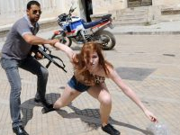 Arrestation de deux Françaises et une Allemande du groupe FEMEN devant le Palais de la Justice à Tunis