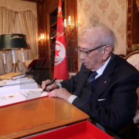 Caïd Essebsi paraphe la stratégie nationale de sécurisation des frontières