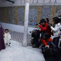 Cérémonies de circoncision d'enfants au mausolée de Sidi Sahbi à Kairouan le matin du Mouled