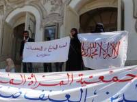 Des dizaines de personnes réclament à l'avenue Habib Bourguiba ''le droit au niqab''
