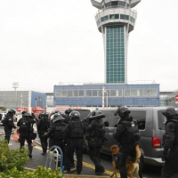Evacuation de l'aéroport d'Orly à Paris, un homme abattu