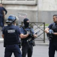 France/attentat déjoué : des armes à feu et du matériel servant à la fabrication d'explosifs retrouvés