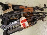 L’arsenal d’armes saisi à Sidi Bouzid exposé à la caserne de l’Aouina