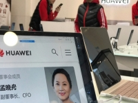 La Chine dénonce le traitement "inhumain" de la dirigeante de Huawei détenue au Canada