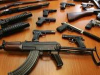 Les armes saisies lors des dernières opérations sécuritaires exposées à la caserne d’El Aouina