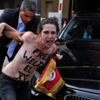 Les Femen s'attaquent à la voiture du chef du gouvernement Ali Laarayedh à Bruxelles