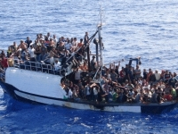 Méditerranée: nouveau naufrage en cours d'un bateau avec plus de 300 migrants