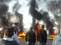 Sfax: Des jeunes en chômage bloquent la route nationale1 au niveau de la délégation de Skhira