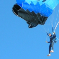 Un parachutiste s'attaque au mur du son en chute libre