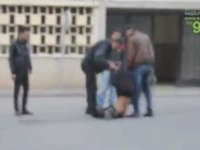 Une manifestante traînée violemment par terre par 2 policiers lors du FSM 2013