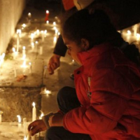 Veillée aux bougies à Sidi Bou Said suite à l'incendie du mausolée